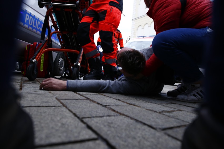 Warszawa: Strajk przedsiębiorców 16 maja [zdjęcia] Jacek Bury z KO zatrzymany. Policja: Senator nie chciał opuścić radiowozu