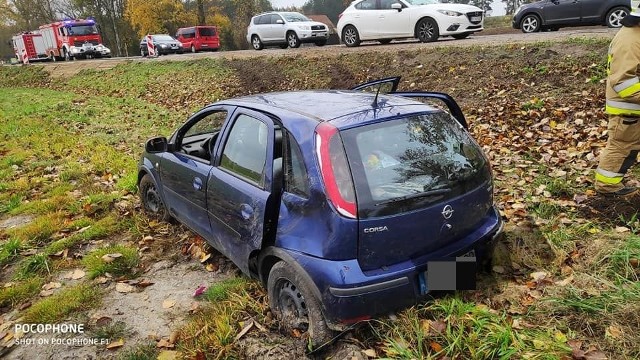 Do wypadku w miejscowości Czechowizna (DK 65, odcinek Mońki - Białystok), doszło w czwartek około godziny 11.50. Opel, którym jechali mężczyzna kobieta i dwoje dzieci dachował.