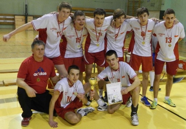 Chłopcy z pińczowskiego liceum odnieśli komplet zwycięstw i sięgnęli po złote medale. Na zdjęciu ze swoim nauczycielem i trenerem Krzysztofem Marszalikiem.