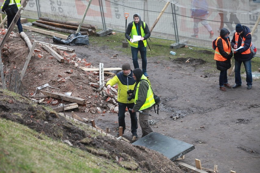 Wypadek w Krakowie. Pod Wawelem runął mur. Nie żyje robotnik [ZDJĘCIA, WIDEO]