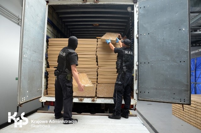 Patrol z Kujawsko-Pomorskiego Urzędu Celno-Skarbowego w Toruniu zatrzymał transport aż 1,2 mln sztuk papierosów bez znaków akcyzy. Szacunkowa wartość rynkowa podrobionego towaru to ponad 840 tys. zł.