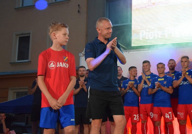 Piotr Plewnia wciąż nie posiada licencji UEFA Pro, ale w roli trenera radzi sobie tak dobrze, że to on odpowiada za prowadzenie Odry Opole od początku sezonu 2021/22.