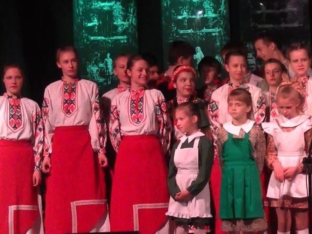 Tańce zaprezentowały dzieci z zespołu Skrzaty.