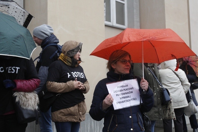 Protest pracowników sądów w Łodzi. Przemarsz ulicami Śródmieścia - uwaga korki! [FILM, zdjęcia]