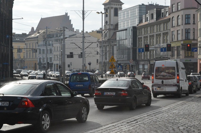 Wrocław: Awaria wodociągowa w samym centrum. Uwaga na utrudnienia (ZDJĘCIA)