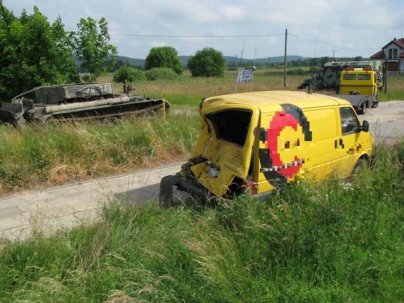 Czolg w rowie. Kolizja w Mostach: ciezarówka z czolgiem na...