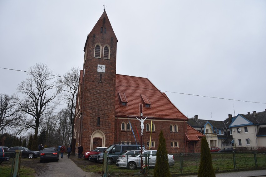 Kościół w Ciężkowie po pożarze odzyskał dach i znów służy...