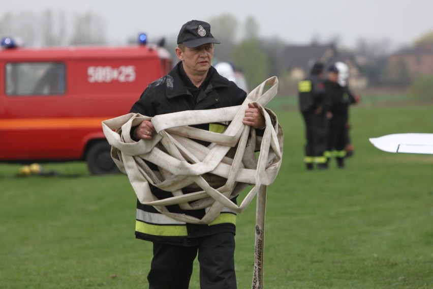 Wypadek na lotnisku w Gotartowicach. Palił się samolot [ZDJĘCIA i WIDEO]