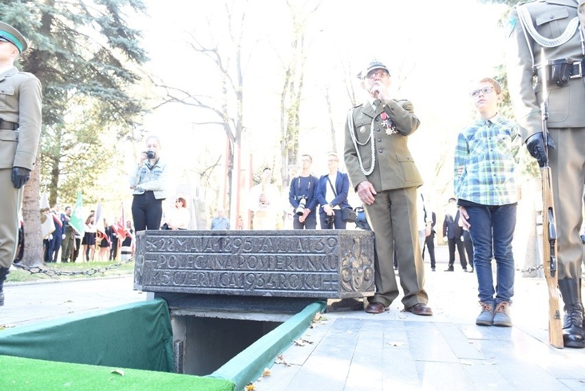 Nowy Sącz. Tłumy sądeczan na powtórnym pochówku gen. Bronisława Pierackiego