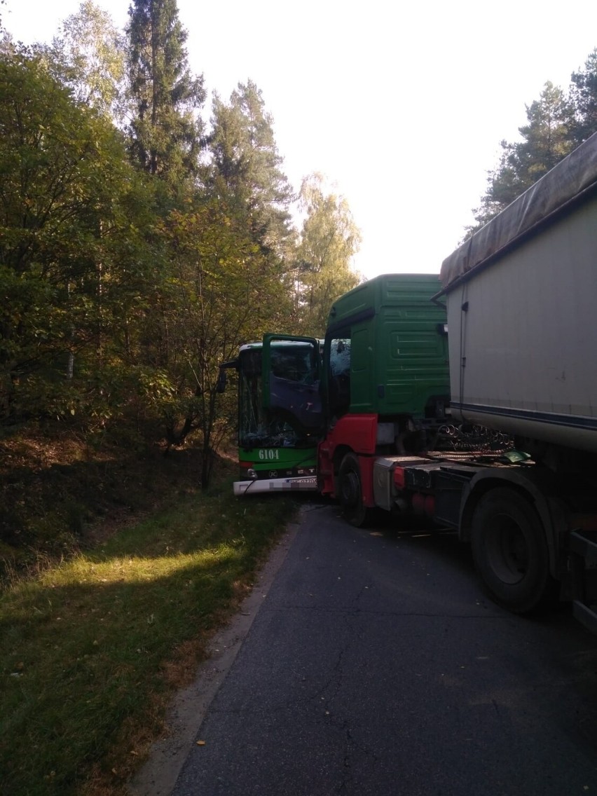 Wypadek między Piaśnicą a Wejherowem 5.10.2022. Zderzenie ciężarówki z autobusem i samochodem. Są ranni, droga zablokowana
