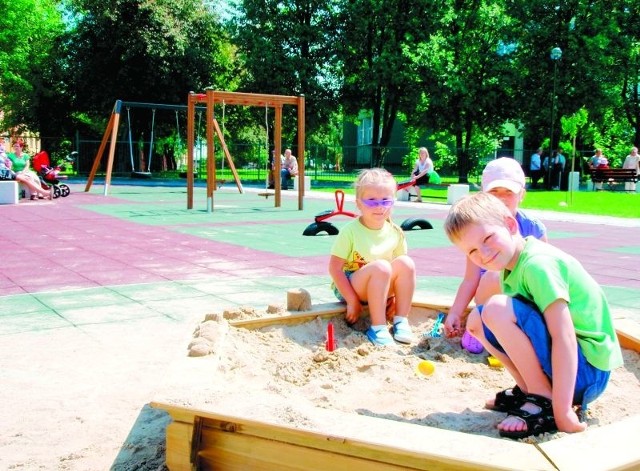 Marysia, Iza i Mateusz chętnie bawią się w piaskownicy. Rodzice dzieci uważają jednak, że plac zabaw w nowym parku jest zdecydowanie za mały. Atrakcji dla najmłodszych powinno być więcej.