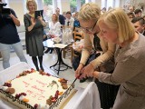 Srebrny jubileusz Dziennego Domu Senior+  w Stalowej Woli z tortem  