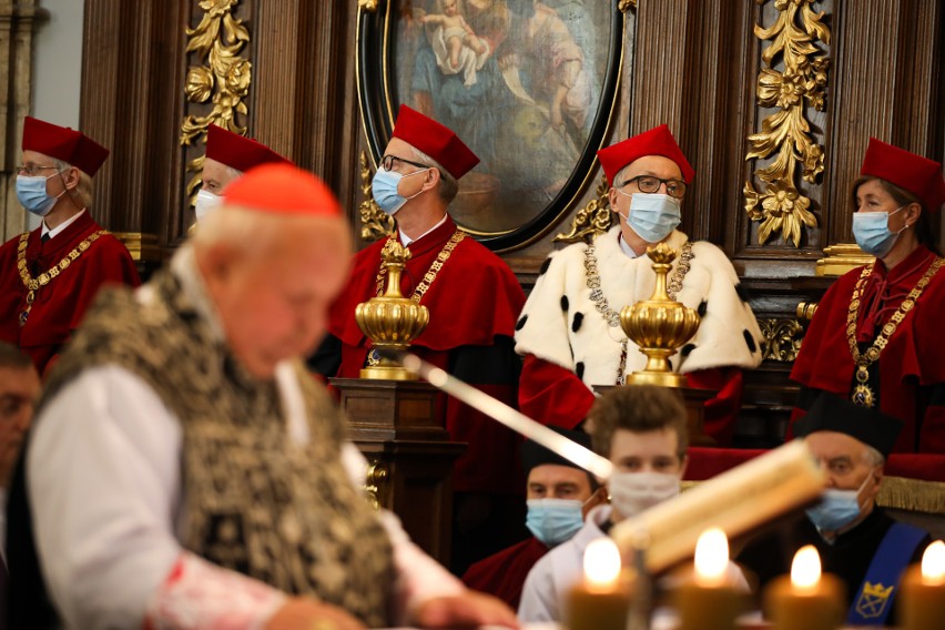 Ceremonia pogrzebowa rozpoczęła się mszą w kościele św....