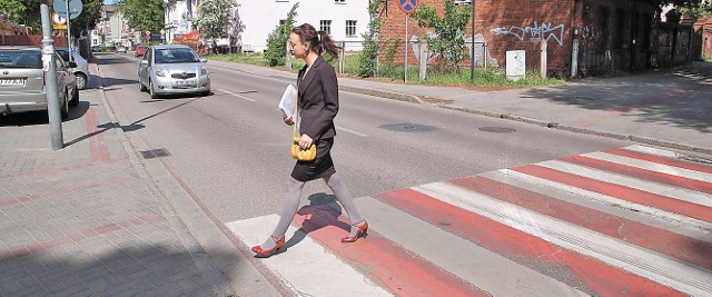 Przejście dla pieszych na ulicy Ordona przy I LO &#8211; tu stanie sygnalizacja uruchamiana przez przechodniów.