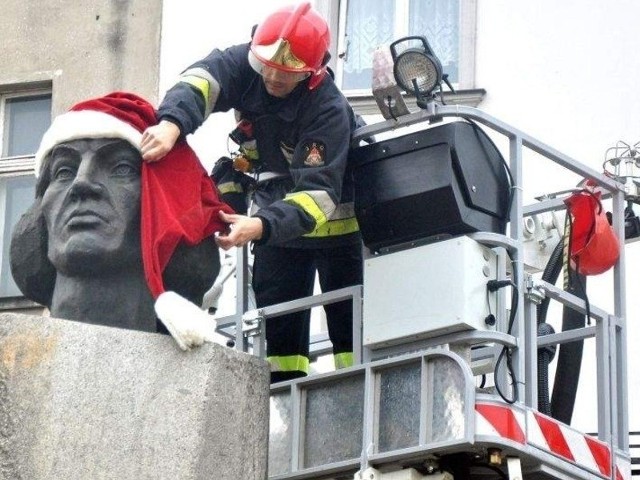 Pomnik Mikołaja Kopernika już jest udekorowany