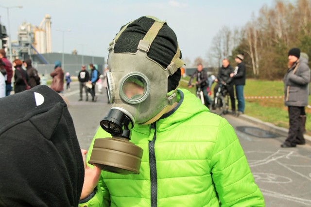 Sobota (13 kwietnia) była drugim dniem protestu mielczan pod fabryką firmy Kronospan. Tego dnia podpisana została koalicja środowiska osób protestujących i walczących o czystość powietrza z Mielca, Szczecinka i Żar podpisali deklarację współpracy.Wszystkie te miasta walczą o czyste powietrze. Dokument o współpracy w imieniu strony społecznej z Mielca podpisali: Piotr Tabor i Piotr Kozub. Stronę mieszkańców Szczecinka reprezentowała Joanna Pawłowicz, a stronę mieszkańców Żar - Remigiusz Krajnak.Na mocy porozumienia ma dojść do powołania stowarzyszenia, które będzie reprezentować wszystkie trzy miasta. Do koalicji miast #DOŚĆTRUCIA mogą dołączyć także inne miasta, które borykają się z emisją zakładów przemysłowych, które są uciążliwe dla środowiska. Podpisanie porozumienia było jednym z wielu elementów drugiego dnia protestu. Protestujący podeszli pod zakład Kronospan i tam wykrzyczeli kilka haseł.  Co godzinę, chcąc zaznaczyć swoją obecność, podchodzą do bram zakładu i uruchamiają syreny. Jako, że protest miał mieć również formę swoistego happeningu, nie zabrakło również elementów pikniku rodzinnego. Dla dzieci atrakcją z pewnością była możliwość rysowania kredą. Dzieci na ulicy wykonują kredą prace związane z zanieczyszczeniem powietrza. Protest potrwa do niedzieli (15 kwietnia) do godziny 20. 