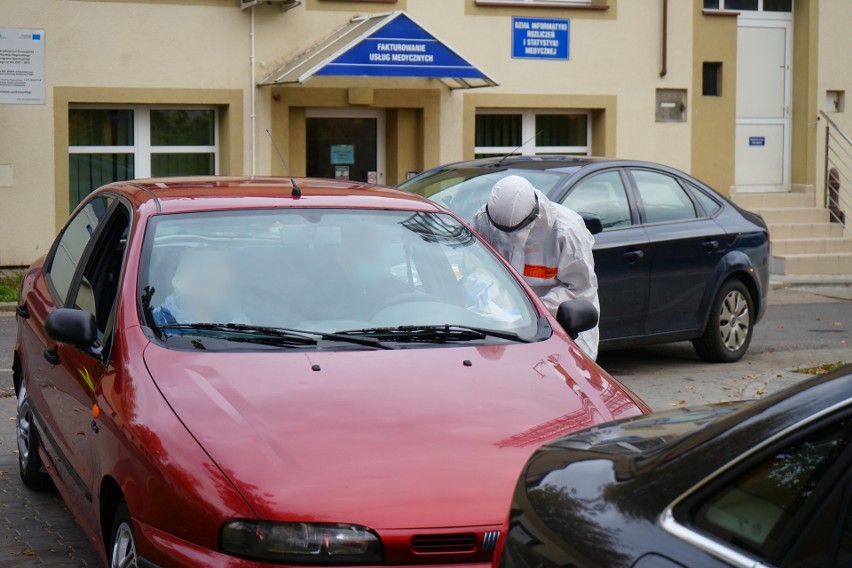 Mieszkańcy Rzeszowa skarżą się na punkty poboru wymazów w kierunku koronawirusa. Korki, tłumy i strach przed zakażeniem