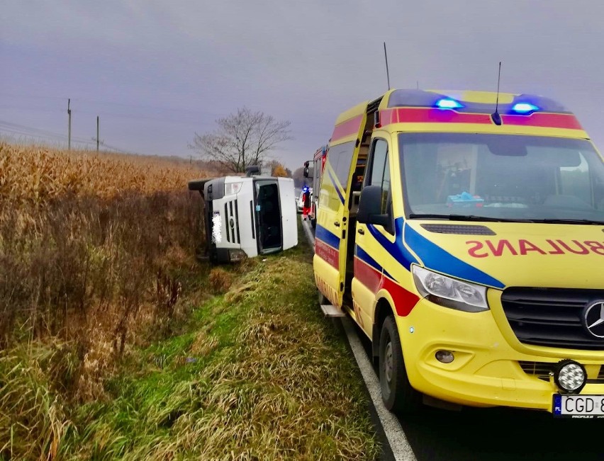 W sobotni poranek samochód dostawczy miał wypadek na DK15 w...