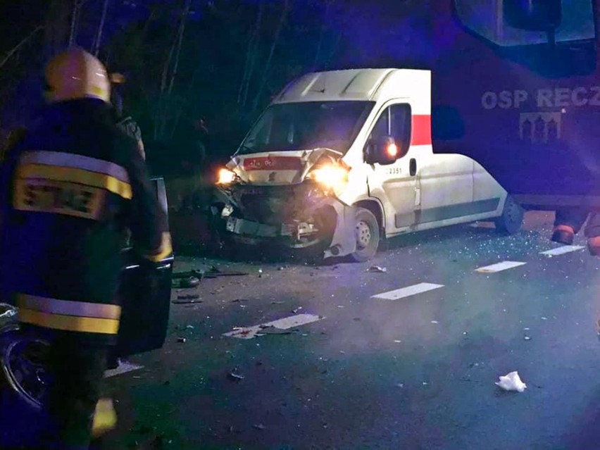 Zderzenie trzech samochodów w Reczu, osobowego, busa i TIR-a. Dwie osoby trafiły do szpitala. Sprawcą wypadku był kierowca pocztowego busa