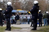 Kibice Lechii Gdańsk specjalnym pociągiem dotarli do Kielc. Tak pod eskortą policji zostali przewiezieni na Suzuki Arenę. Zobacz zdjęcia 