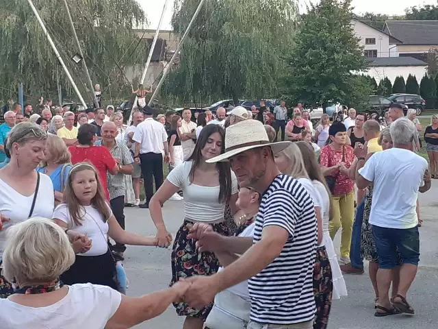 Tak bawili się mieszkańcy podczas XII Festynu Rodzinnego w Staniowicach, w gminie Sobków. Więcej na kolejnych zdjęciach