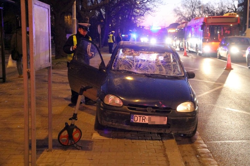 Wypadek na Grabiszyńskiej. Samochód potrącił pasażera wysiadającego z tramwaju