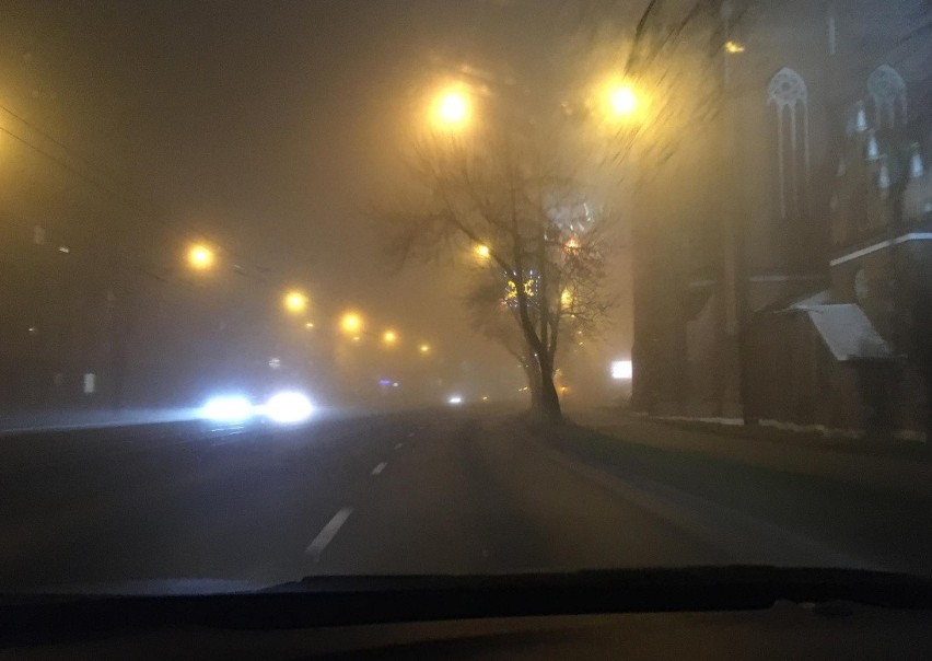 Uwaga! W Sylwestra oblodzone jezdnie i gęsta mgła na...