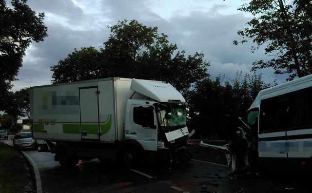 Do wypadku doszło we wtorek około godz. 17.40 w Tadajewie (pow. brodnicki). Ze wstępnych ustaleń policji wynika, że kierujący ciężarowym mercedesem prawdopodobnie nie dostosował prędkości do warunków na drodze i najechał na tył jadącego przed nim peugeota. Następnie zderzył się z jadącym z przeciwka busa iveco. W wypadku został ranny 57-letni kierowca busa, którego śmigłowcem odtransportowano do szpitala. Obrażenia odniosła również 28-letnia pasażerka busa. Pozostałym osobom nic się nie stało. Wszyscy uczestnicy wypadku byli trzeźwi. Okoliczności zdarzenia wyjaśnia brodnicka policja. 