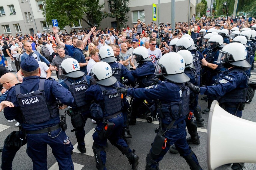 Zjednoczone siły pseudokibiców i białostoczan najpierw...