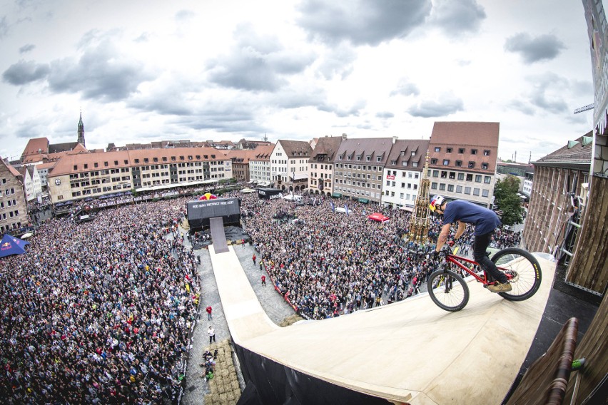 Rowerem po dachach Katowic. Red Bull Roof Ride, czyli ekstremalne widowisko w samym sercu stolicy Śląska już 21 sierpnia