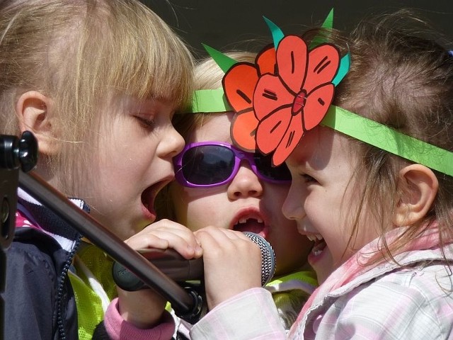 Następnie rozpoczęła się część artystyczna. Na scenie muszli koncertowej pojawiły się dzieci z inowrocławskich podstawówek i przedszkoli.