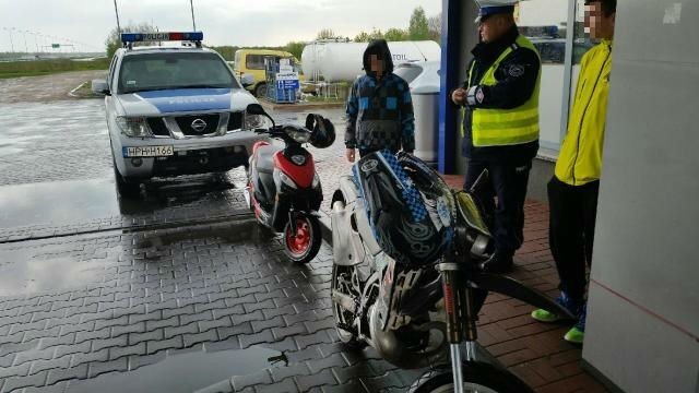 Białobrzescy policjanci podczas kontroli drogowych zatrzymali nieletnich motorowerzystów bez uprawnień.