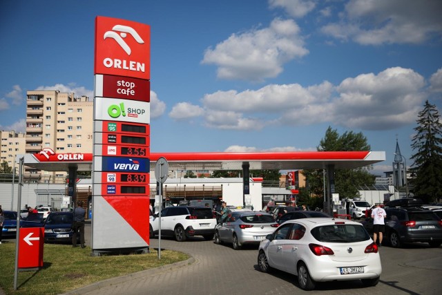 Orlen planuje ruszyć z drugą edycją wakacyjnej promocji na tankowanie. W ubiegłym roku, korzystając z rabatu, można było zapłacić o 30 groszy mniej za litr benzyny lub diesla.