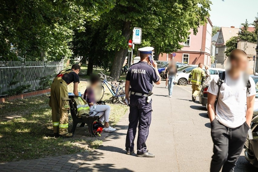 Do zderzenia rowerzystki z osobówką doszło w centrum Leszna...