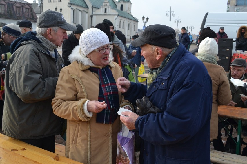 Częstochowa: Wigilia dla ubogich na Starym Rynku [ZDJĘCIA]