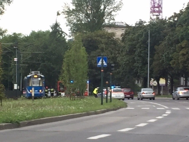 Zderzenie samochodu z tramwajem na al. Pokoju