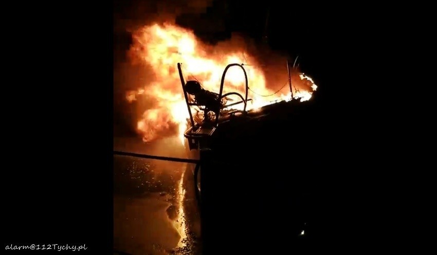 Tychy: kto prowadzi wojnę z Centrum Sportów Wodnych H20? Spalony jacht na Paprocanach czeka na wydobycie z wody