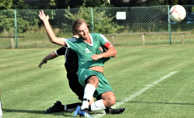 Klasa A, Oświęcim: Przeciszovia - Hejnał Kęty 3:0. Na zdjęciu: Kamil Michałek, który poprowadził przeciszowian do zwycięstwa nad liderem.