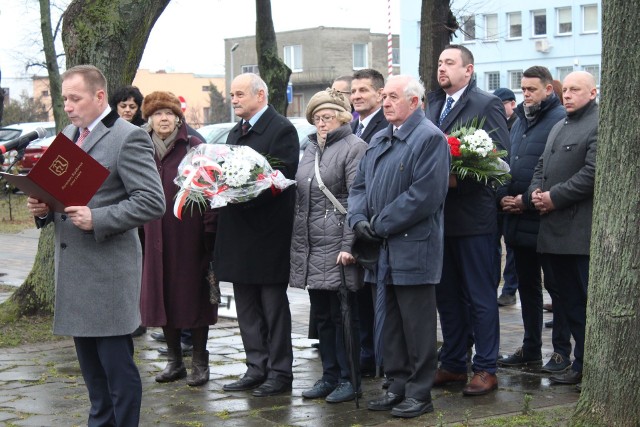 1 marca to Narodowy Dzień Pamięci "Żołnierzy Wyklętych", natomiast dzień później polskich bohaterów uczcili mieszkańcy Szydłowca w towarzystwie władz samorządowych, uczniów szkół oraz innych instytucji. Punktualnie o godzinie 11 odbyły się patriotyczne uroczystości w Parku Niepodległości, gdzie delegacje złożyły wiązanki kwiatów pod pomnikiem upamiętniającym bohaterów. Modlitwę wygłosił ksiądz Michał Faryna, wikariusz z parafii pod wezwaniem świętego Zygmunta w Szydłowca, natomiast burmistrz Artur Ludew wygłosił przemówienie. Nie zabrakło również odśpiewania hymnu narodowego.Następna część uroczystości odbyła się w Publicznej Szkoły Podstawowej z Oddziałami Integracyjnymi imienia Jana III Sobieskiego w budynku na ulicy Folwarcznej w Szydłowcu. Dzieci przygotowały okolicznościową uroczystość. 