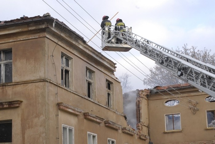 Pozar wybuchl po godz. 1 . Na miejsce szybko wezwano 6...