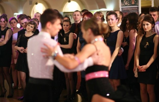 Atrakcją wieczoru na studniówce "Konopnickiej" był występ profesjonalnych par tanecznych.
