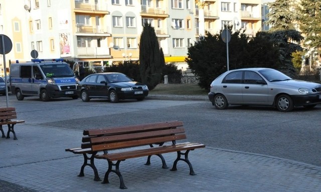 Policja wypisuje mandaty na Rynku w Oleśnie.