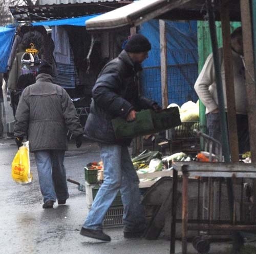 Wczoraj, na choszczeńskim bazarze kupcy częściej narzekali na brak klientów niż na nowe stawki.