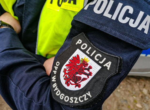 Policjanci z Bydgoszczy pełnią służbę w Podlaskiem w związku z kryzysem migracyjnym na polsko-białoruskiej granicy. Wiedząc, że liczy się każda minuta, rozpoczęli pilotaż samochodu. Seniorka już po kilkunastu minutach trafiła pod opiekę lekarzy