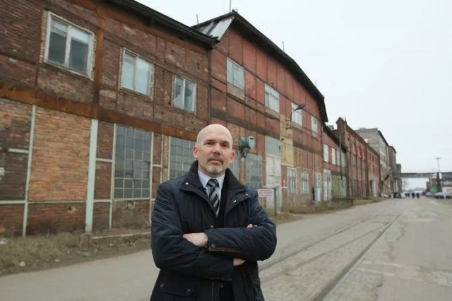 Dariusz Chmielewski w 2016 roku, gdy poprzednio pełnił funkcję pomorskiego konserwatora, na tle budynków zespołu Stoczni Cesarskiej w Gdańsku.