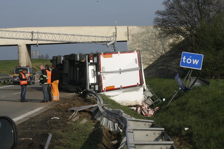 Wypadek na A4: Ciężarówka z mięsem wjechała w bramki i przewróciła się. A4 zablokowana (ZDJĘCIA)