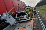 Koszmarny wypadek pod Bolesławcem na Dolnym Śląsku. Ciężarówka zderzyła się z pojazdem ciągnącym przyczepę