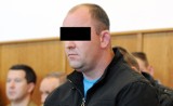 Ochroniarze bili nietrzeźwego klienta sklepu "w samoobronie"? Mają proces