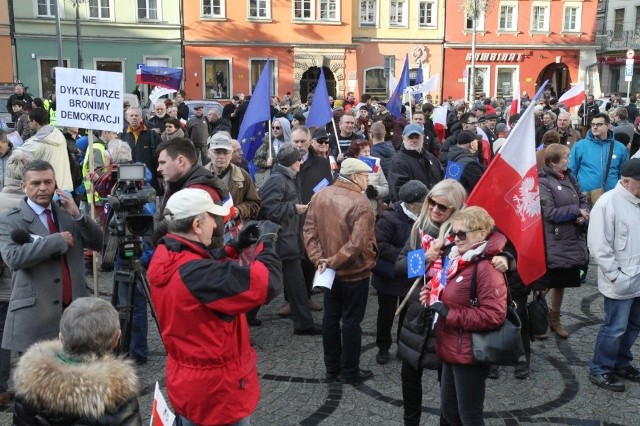 Manifestacja KOD-u we Wrocławiu na pl. Solnym 19.12.2015