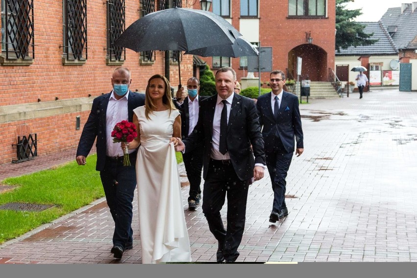 Jacek Kurski, po ślubie w Krakowie, sprawdza się jako mąż. Donosi żonie naleśniki do łóżka